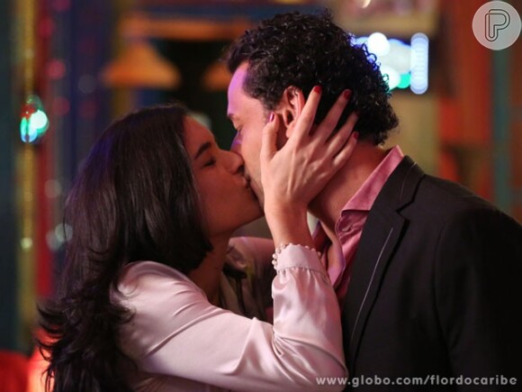 Fred não fica tímido para gravar cena de beijo com Moro Anghileri para 'Flor do Caribe', em 30 de agosto de 2013