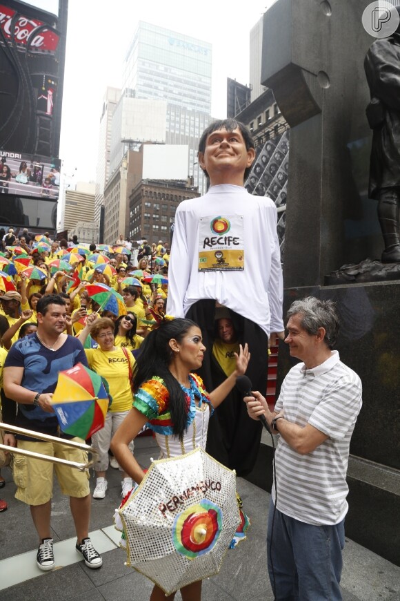 O boneco de Olinda com a caricatura de Serginho Groisman integrou um 'arrastão cultural' promovido pelo governo de Pernambuco na Times Square