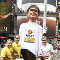 Boneco de Olinda com caricatura de Serginho Groisman desfile na Times Square