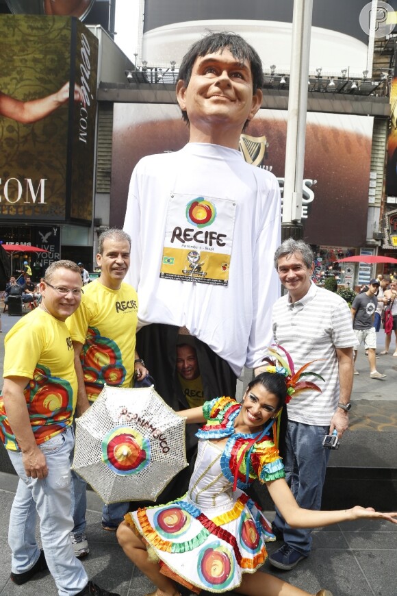 Um boneco com a caricatura de Serginho Groisman desfilou pela Times Square nesta sexta-feira, 30 de agosto de 2013