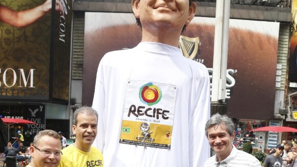 Boneco de Olinda com caricatura de Serginho Groisman desfile na Times Square
