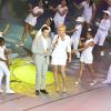 A apresentadora Xuxa chamou atenção com look branco e curtinho, que deixavam suas belas pernas à mostra