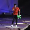 O cantor sertanejo Luan Santana ganhou ursinho de pélucia de uma fã, durante sua apresentação no 'Criança Esperança'
