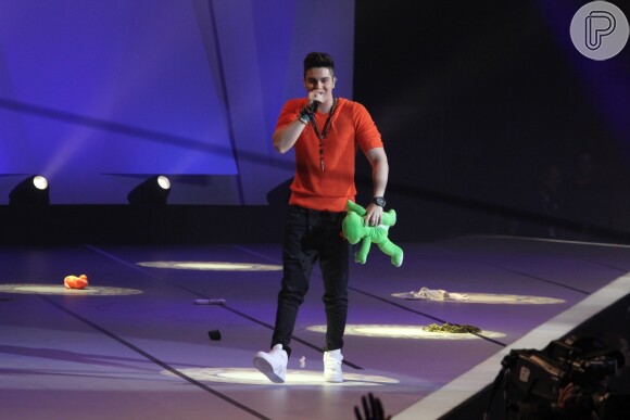 O cantor sertanejo Luan Santana ganhou ursinho de pélucia de uma fã, durante sua apresentação no 'Criança Esperança'