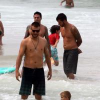 Fernanda Lima e Rodrigo Hilbert curtem praia com os gêmeos, João e Francisco