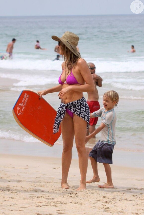 Fernanda Lima exibiu a sua boa forma na praia do Leblon, no Rio