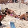 Fernanda Lima e Rodrigo Hilbert se beijam na areia da praia do Leblon