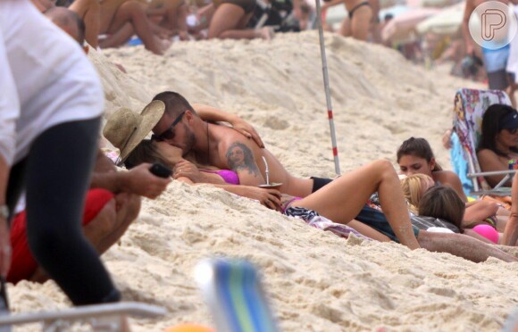 Fernanda Lima e Rodrigo Hilbert se beijam na areia da praia do Leblon