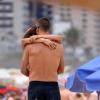 Fernanda Lima e Rodrigo Hilbert em clima de romance na praia