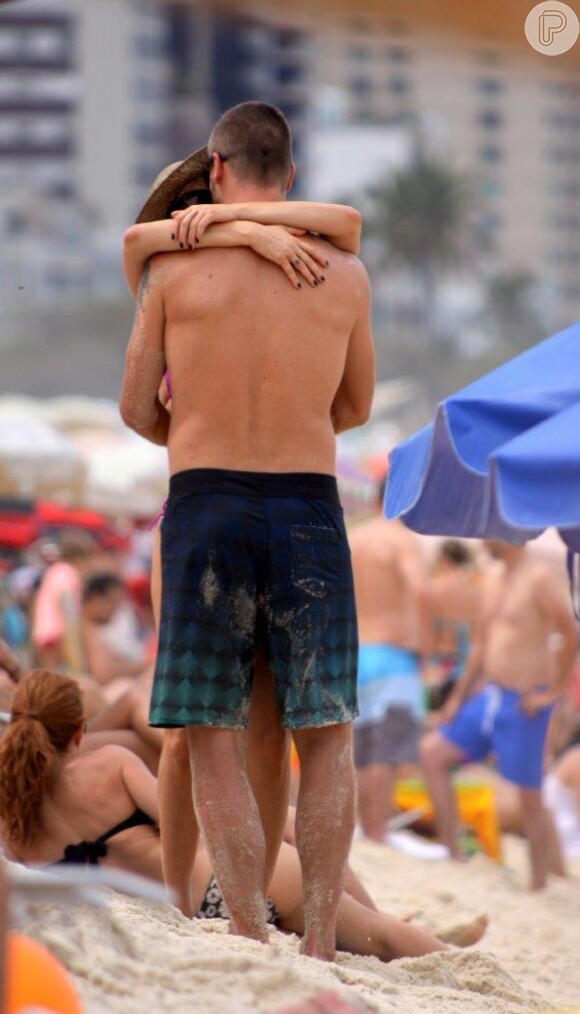 Fernanda Lima e Rodrigo Hilbert em clima de romance na praia