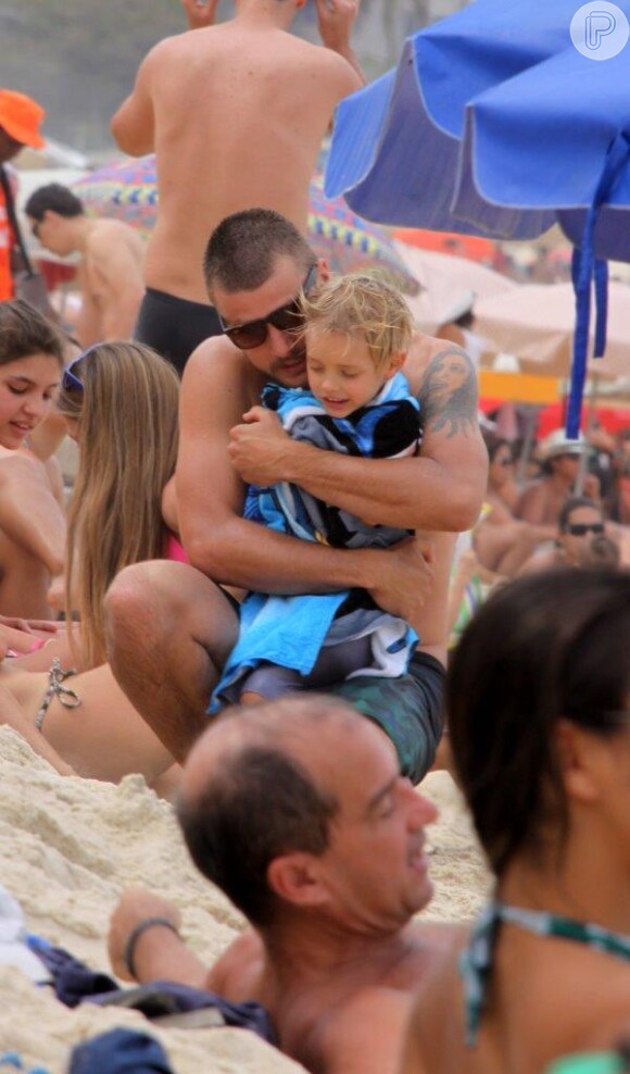 Rodrigo Hilbert e o filho em momento fofo na praia