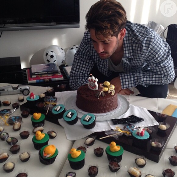 Alexandre Pato ganhou comemoração surpresa pelo seu aniversário, nesta segunda-feira 2, de setembro de 2013