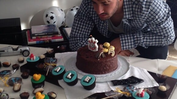 Alexandre Pato ganha festa surpresa da irmã no seu aniversário