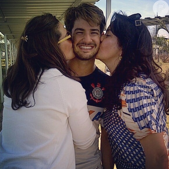 Na rede social, Gisele, irmã de Alexandre Pato postou foto ao lado do jogador do Corinthians e da mãe, Roseli