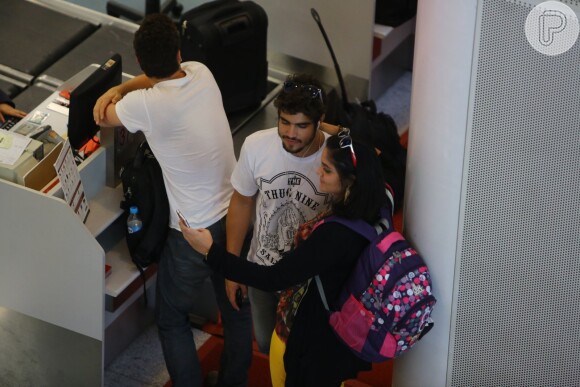 Caio Castro atendeu pedido dos fãs e tirou fotos antes do seu embarque