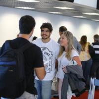 Caio Castro é cercado por fãs ao embarcar em aeroporto no Rio de Janeiro
