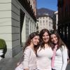 Sophia Mattar, em 2006, publica foto com as irmãs na internet. Na imagem, ela exibe cabelo escuro aos 14 anos