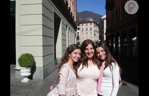 Sophia Mattar, em 2006, publica foto com as irmãs na internet. Na imagem, ela exibe cabelo escuro aos 14 anos