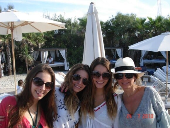 Sophia Mattar curte viagem em família com as irmãs, Tatiana e Sarah, e com a mãe, Adriana Siqueira