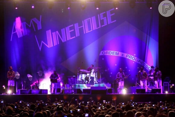 Além de Florianópolis, Recife e Rio de Janeiro, Amy Winehouse se apresentou em São Paulo no dia 15 de janeiro de 2011, com uma bandeira do Brasil no fundo do palco