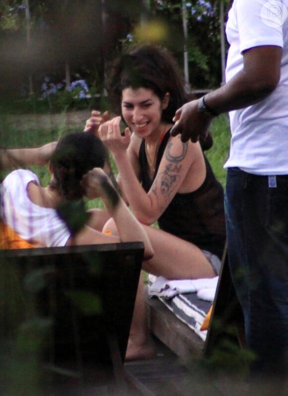 No Brasil, Amy foi clicada rindo e brincando com sua equipe, além de aproveitar o hotel em que se hospedou, em 7 de janeiro de 2011
