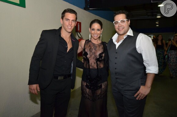 Danielle Winits posa ao lado do namorado Amaury Nunes e o ator Tiago Abravanel no Prêmio Multishow