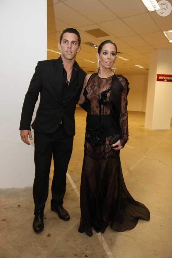 Para se livrar de boatos de uma gravidez, Danielle Winits escolheu o ousado e sexy vestido para prestigiar o Prêmio Multishow 2013 com o namorado, Amaury Nunes