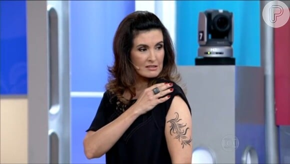 Fátima Bernardes exibiu a tatuagem que fez no braço no 'Encontro' desta quarta-feira, 04 de setembro de 2013