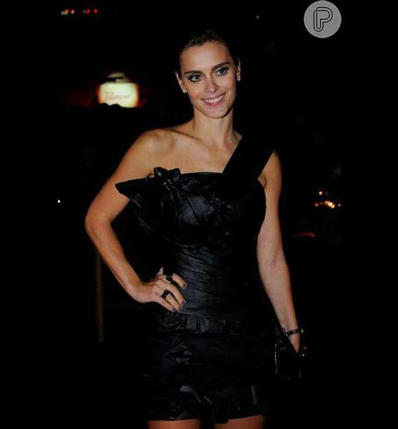 Carolina Dieckmann optou por vestido curtinho de Samuel Cirnansck para a festa de 'Passione', em maio de 2010. A atriz carregou nos cílios postiços e complementou o look com joias negras