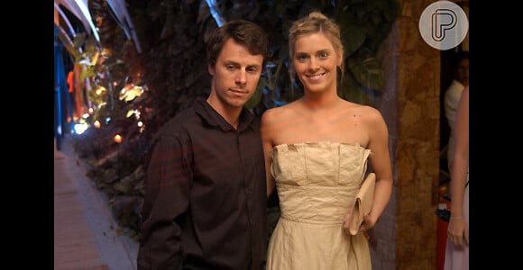 Carolina Dieckmann escolheu um vestido sem alças nude para a festa de lançamento de 'Três Irmãs', em 2008. Ela foi à festa acompanhada do atual marido Tiago Worcman