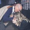 Amora Mautner se ajoelha e beija as mãos de Nelson Xavier durante festa de lançamento de 'Joia Rara'