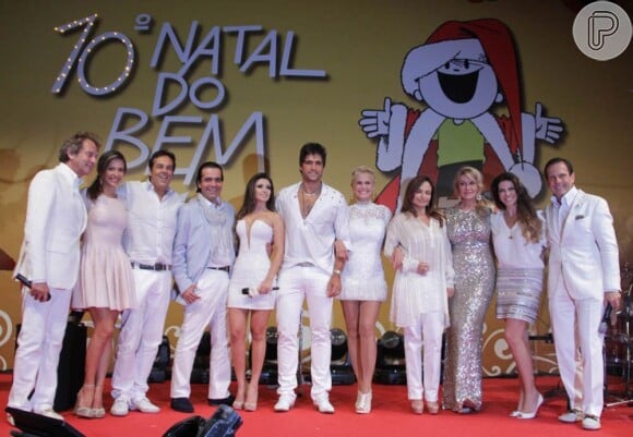 Xuxa, Paula Fernandes e Leo posam no palco do 'Natal do bem', em São Paulo, com outros participantes da festa