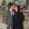 Guilhermina Guinle beija o marido Leonardo Antonelli, aos nove meses de gravidez