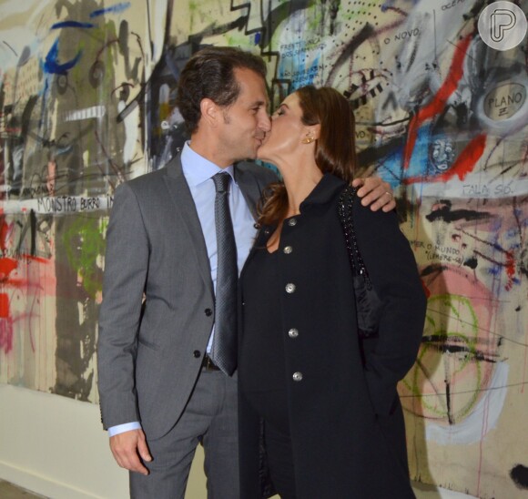 Guilhermina Guinle beija o marido Leonardo Antonelli, aos nove meses de gravidez
