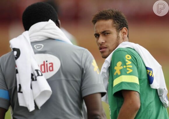 A pedido do Barcelona, Neymar tirou o penteado moicano e investiu em um topete discreto