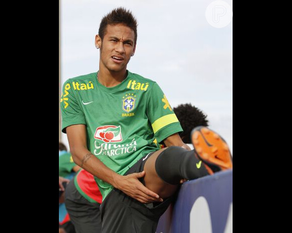 Neymar mudou o visual desde que foi para o Barcelona. Craque deixou de lado o penteado moicano e apostou em um topete mais discreto, a pedido do clube catalão