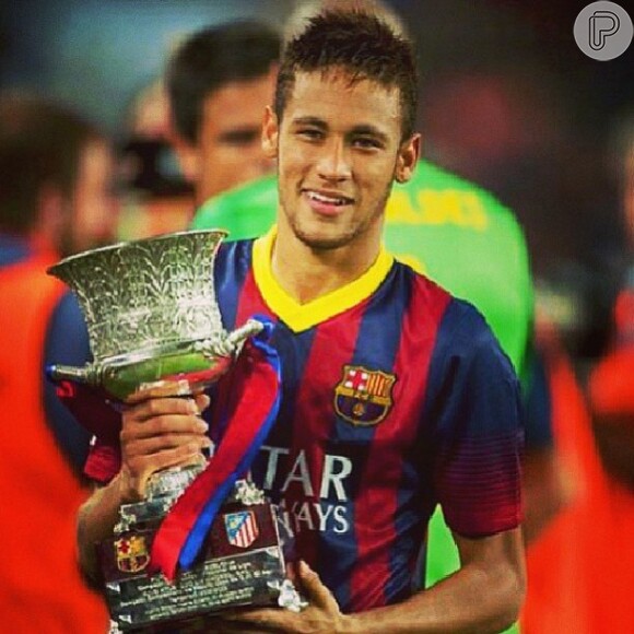 No jogo da Supercopapa, Neymar já exibiu o corte diferente, com topete mais discreto, deixando de lado o moicano que tinha quando jogava no Santos