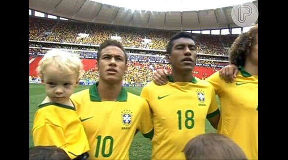 Neymar e seu filho Davi Lucca, de 2 anos. O craque jogou neste sábado (7), pelo Brasil, primeira vez desde que foi para o Barcelona