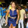Juliana Alves usa vestido curto com fenda frontal no ensaio da Unidos da Tijuca