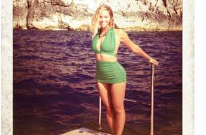 Beyoncé posta foto de biquíni em passeio de barco na Praia do Espelho, na Bahia