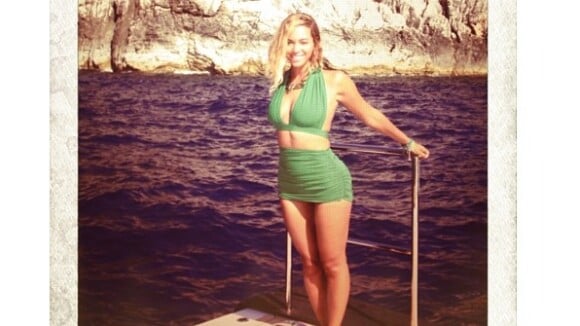 Beyoncé posta foto de biquíni em passeio de barco na Praia do Espelho, na Bahia
