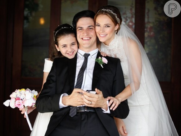 Paolla Oliveira grava cena de casamento e posa com Mateus Solano e Klara Castanho. A gravação de 'Amor à Vida' aconteceu 11 de setembro de 2013