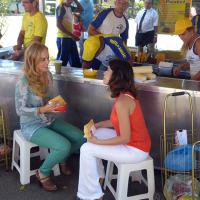 Angélica come pastel de feira em entrevista com Vanessa Giácomo