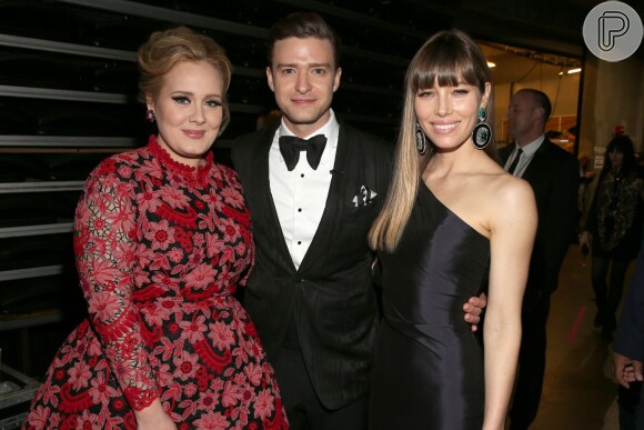 Justin Timberlake e Jessica Alba posam com a cantora Adele