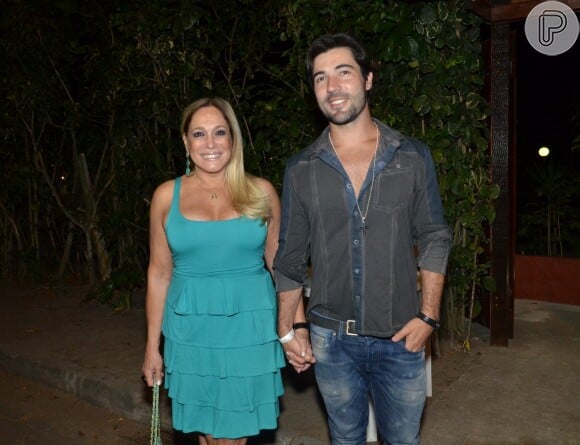 Susana Vieira chega com o namorado, Sandro Pedroso, à festa de comemoração do 100º capítulo de 'Amor à Vida' em 12 de setembro de 2013