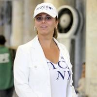 Viviane Araújo deixa minissaia em casa e circula de jeans e boné em aeroporto