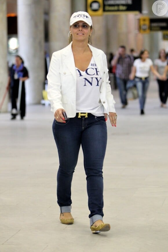 Viviane Araújo caminha pelo aeroporto  (Foto: Leotty Junior)