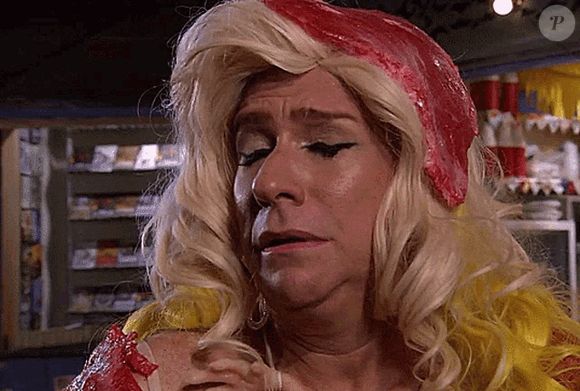 O ator e humorista Luis Salém deu vida ao extravagante personagem Maruschka (codinome Dragão), dono de uma loja de roupas, que em certo momento da trama apareceu com um look que satirizava o famoso "vestido de carne" da estrela internacional.