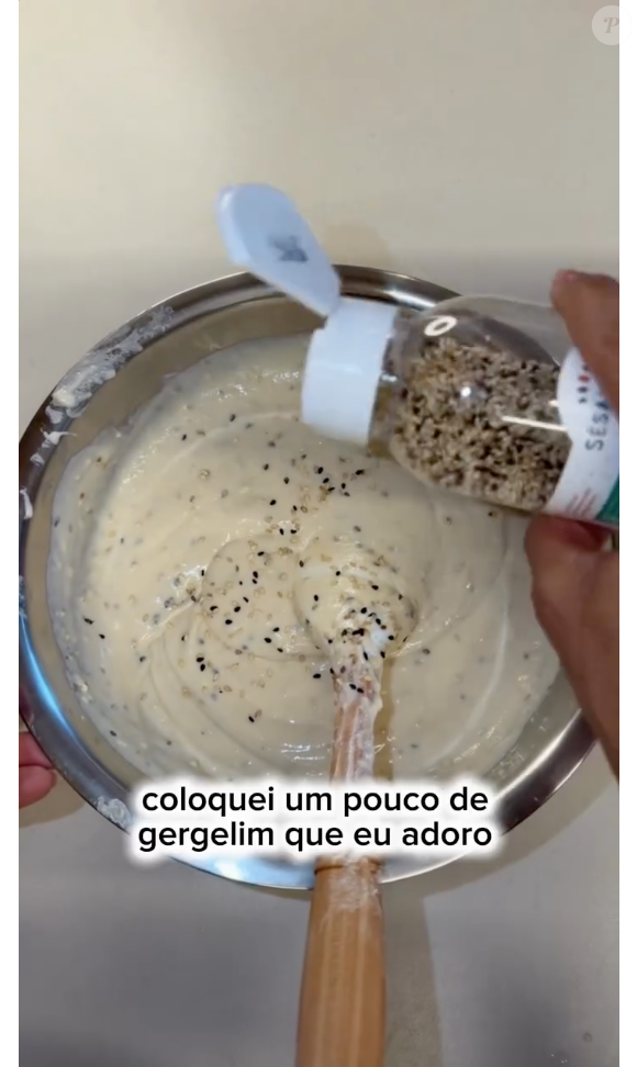 Com a massa pronta, Carol Peixinho acrescenta gergelim, que é opcional