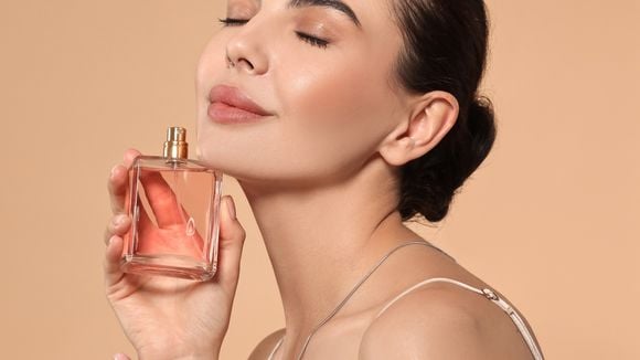 Perfume feminino para usar no trabalho: essas 5 fragrâncias são tão elegantes e discretas que você vai exalar sofisticação e confiança